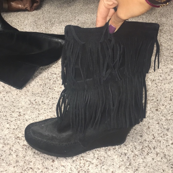 minnetonka black fringe boots
